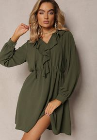 Renee - Zielona Mini Sukienka o Rozkloszowanym Fasonie z Falbankami i Gumką w Talii Beranzze. Typ kołnierza: kołnierz z falbankami. Kolor: zielony. Materiał: skóra. Długość rękawa: długi rękaw. Długość: mini