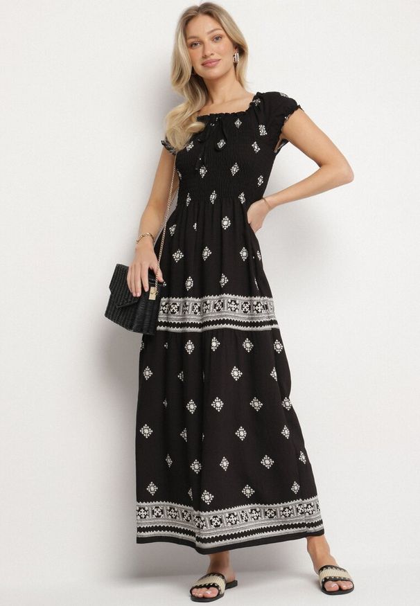 Born2be - Czarna Sukienka z Wiskozy ze Wzorem Boho Ellirose. Okazja: na co dzień. Kolor: czarny. Materiał: wiskoza. Wzór: aplikacja. Sezon: wiosna. Styl: boho