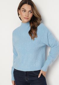 Born2be - Niebieski Sweter Golf z Ozdobnym Tłoczeniem Zakończony Ściągaczem Melodiea. Okazja: na co dzień, na spacer. Typ kołnierza: golf. Kolor: niebieski. Materiał: jeans. Wzór: aplikacja. Sezon: zima, jesień. Styl: klasyczny, casual