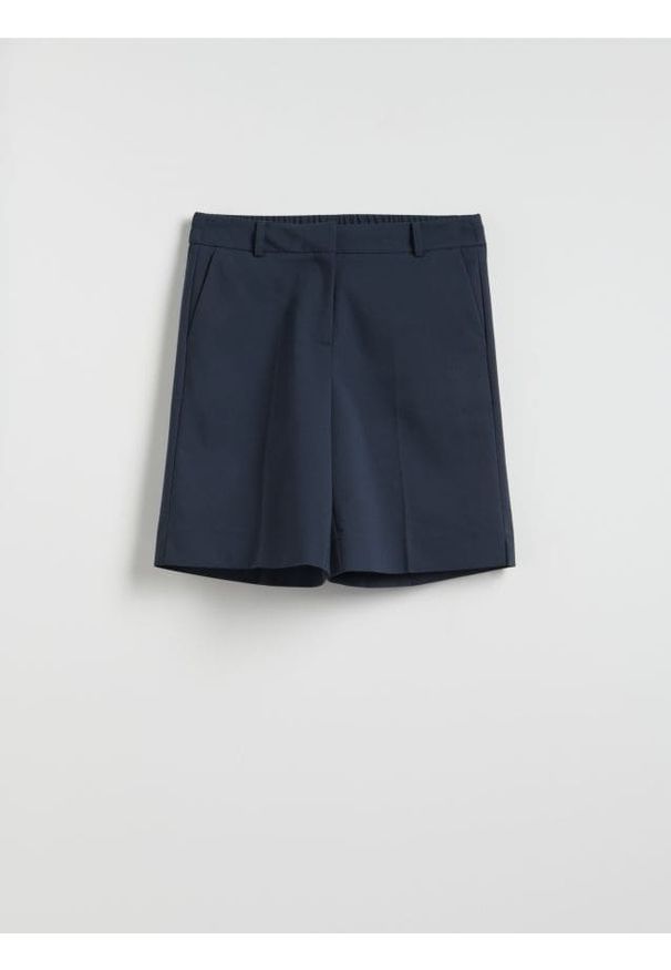 Reserved - Szorty z kantem - granatowy. Kolor: niebieski. Materiał: tkanina, bawełna