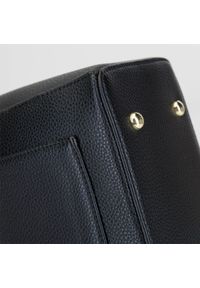 Wittchen - Damski plecak z kieszenią z przodu czarno-złota. Kolor: złoty, czarny, wielokolorowy. Materiał: skóra ekologiczna. Wzór: paski, aplikacja. Styl: elegancki #3