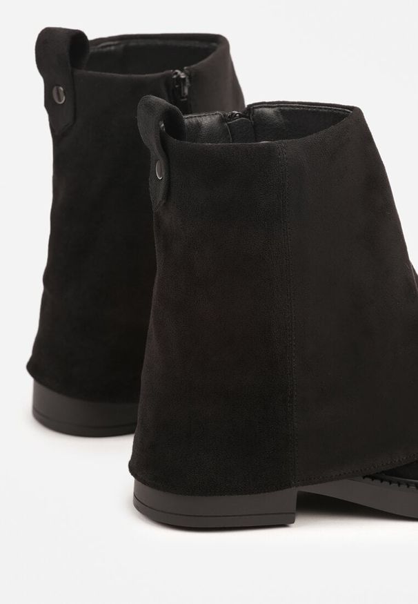 Born2be - Czarne Botki z Imitacji Zamszu z Wywiniętą Cholewką Rilesea. Okazja: na co dzień. Kolor: czarny. Materiał: zamsz. Szerokość cholewki: normalna. Sezon: jesień. Obcas: na płaskiej podeszwie. Styl: klasyczny, casual, elegancki