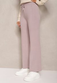 Renee - Jasnofioletowe Spodnie o Szerokim Kroju High Waist z Cyrkoniami i Gumką w Pasie Loreitha. Okazja: na co dzień. Stan: podwyższony. Kolor: fioletowy. Materiał: zamsz, satyna. Wzór: aplikacja. Styl: casual