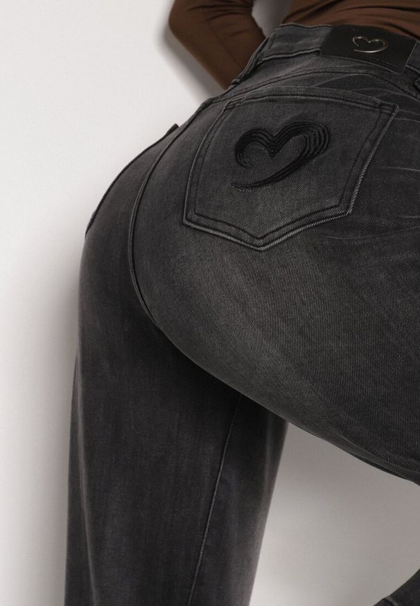 Born2be - Szare Jeansy o Kroju Mom Fit z Wysokim Stanem Ralerra. Okazja: na co dzień. Stan: podwyższony. Kolor: szary. Wzór: gładki. Styl: casual, elegancki