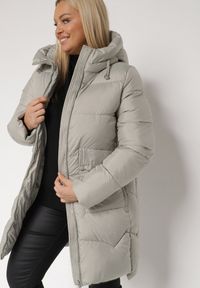 Born2be - Jasnozielona Długa Pikowana Kurtka z Nieodpinanym Kapturem Mevessia. Okazja: na co dzień. Kolor: zielony. Materiał: jeans. Długość: długie. Styl: klasyczny, casual, elegancki #6