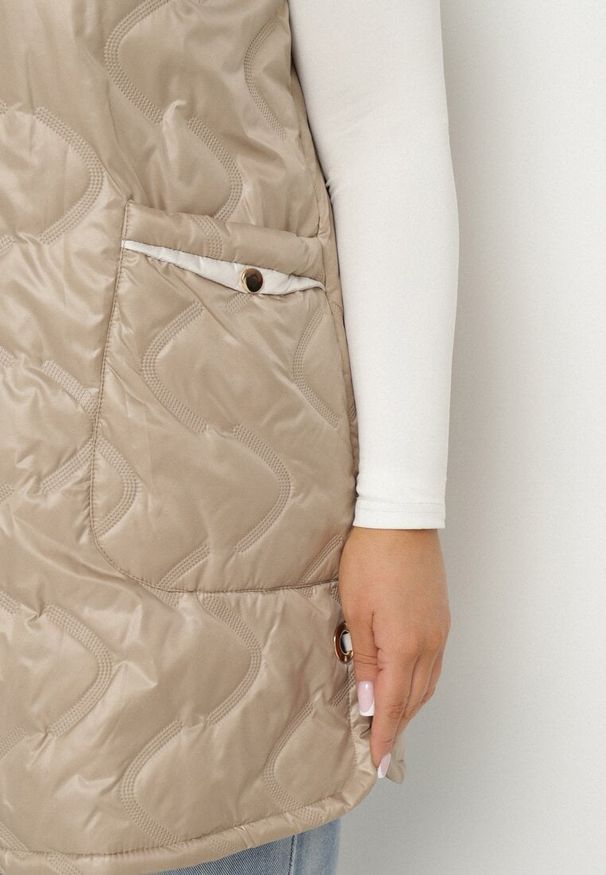Born2be - Ciemnobeżowa Kamizelka Pikowana z Kieszeniami Eralithis. Okazja: na co dzień. Kolekcja: plus size. Kolor: beżowy. Materiał: jeans, materiał. Styl: elegancki, casual