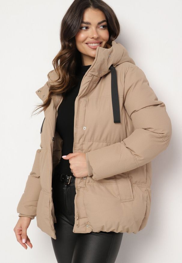 Born2be - Ciemnobeżowa Kurtka Pikowana z Kapturem Vertigara. Okazja: na co dzień. Typ kołnierza: kaptur. Kolor: beżowy. Materiał: dzianina, jeans. Styl: casual, elegancki