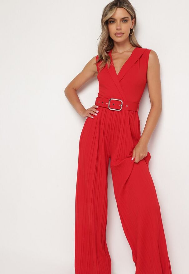 Born2be - Czerwony Kombinezon z Kopertową Górą i Szerokimi Nogawkami z Paskiem z Metalową Klamrą Lancilla. Okazja: na spotkanie biznesowe. Kolor: czerwony. Długość: długie. Styl: biznesowy, elegancki