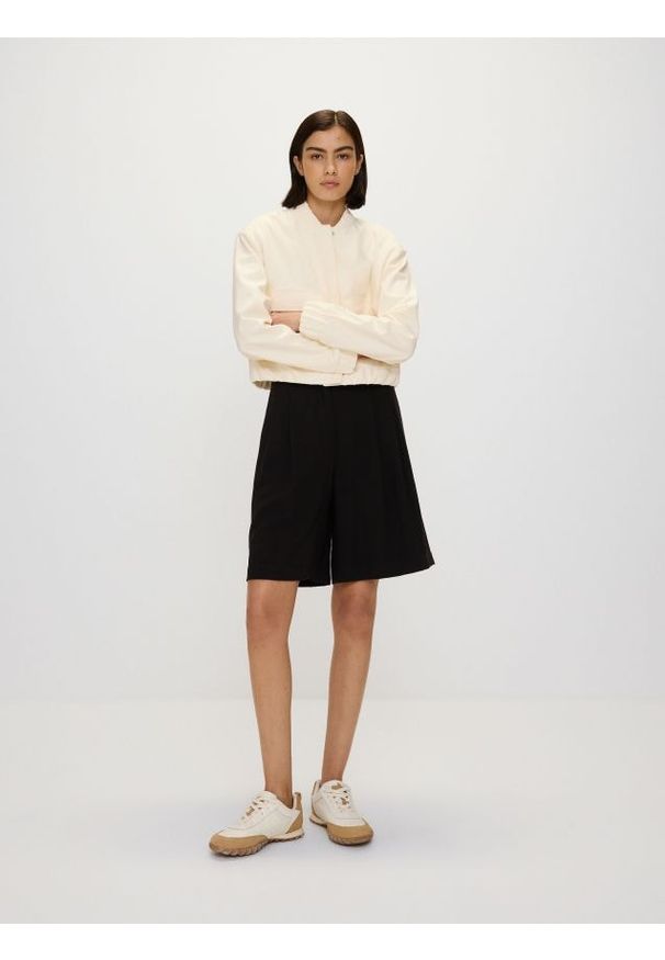 Reserved - Szorty z wiskozą - czarny. Kolor: czarny. Materiał: wiskoza. Wzór: gładki