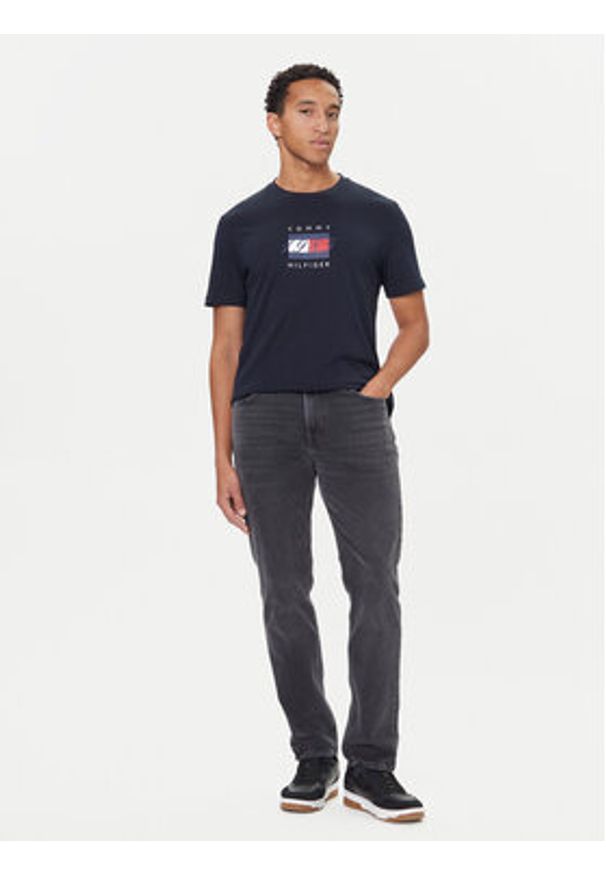 TOMMY HILFIGER - Tommy Hilfiger T-Shirt Linear Flag MW0MW41338 Granatowy Regular Fit. Kolor: niebieski. Materiał: bawełna
