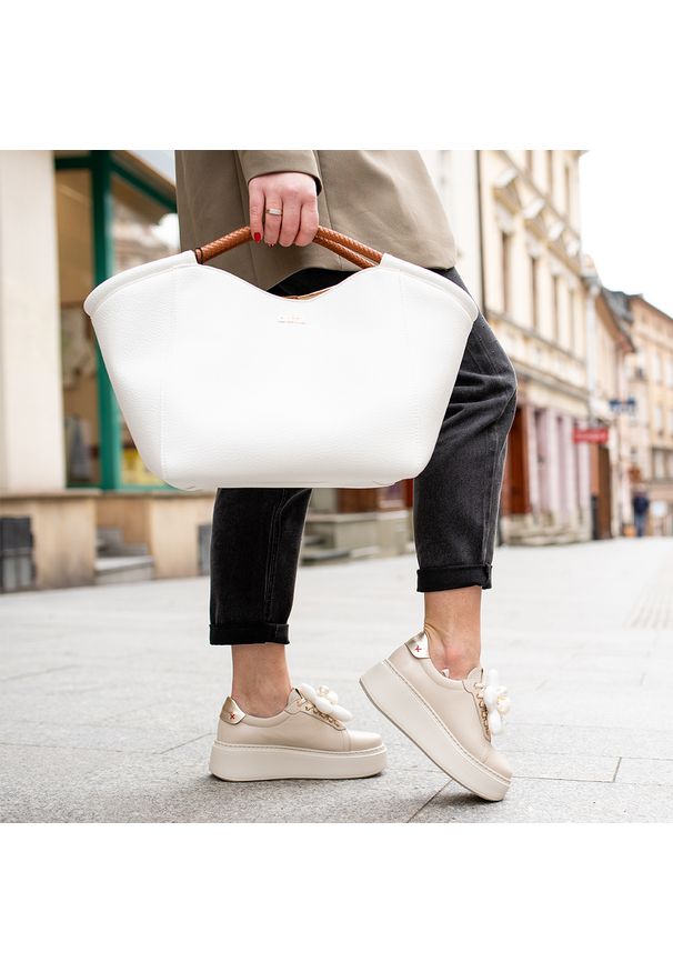 CheBello - Beżowe Sneakersy Chebello Modne Obuwie Z Ozdobnym Kwiatem. Okazja: na co dzień. Kolor: beżowy. Materiał: jeans, skóra. Wzór: kwiaty