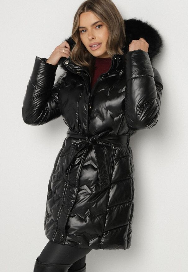 Born2be - Czarna Pikowana Kurtka z Odpinanym Kapturem i Futerkiem Wiązana Paskiem Olenessa. Kolor: czarny. Materiał: futro. Sezon: zima