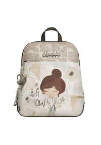 Plecak damski Anekke, z dekoracyjnym nadrukiem i metalowym logo zapinany na zamek z wygodną rączką regulowanymi szelkami oraz ozdobnym brelokiem, beż. Kolor: beżowy. Wzór: nadruk. Styl: casual, elegancki, klasyczny #2