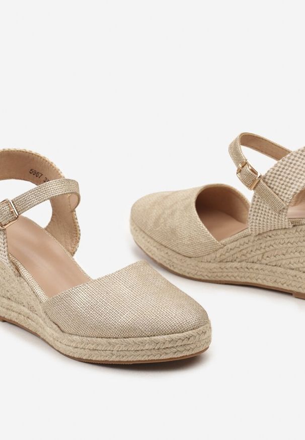 Renee - Złote Sandały na Plecionym Koturnie w Stylu Espadryli z Noskiem z Ekoskóry Beonira. Okazja: na imprezę. Kolor: złoty. Wzór: aplikacja. Sezon: lato. Obcas: na koturnie