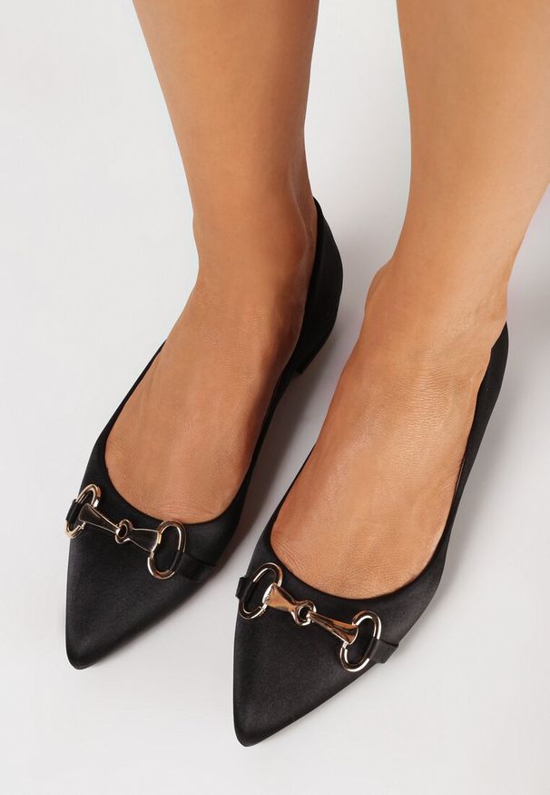 Born2be - Czarne Satynowe Balerinki z Metalową Ozdobą Persefa. Kolor: czarny. Materiał: satyna. Wzór: aplikacja. Styl: elegancki