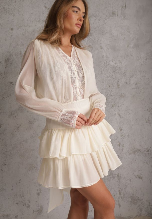 Renee - Jasnobeżowa Sukienka z Bawełną z Koronkowymi Wstawkami i Wiązaniem w Stylu Boho Oriposi. Kolor: beżowy. Materiał: bawełna, koronka. Wzór: paski, koronka, ażurowy. Styl: boho