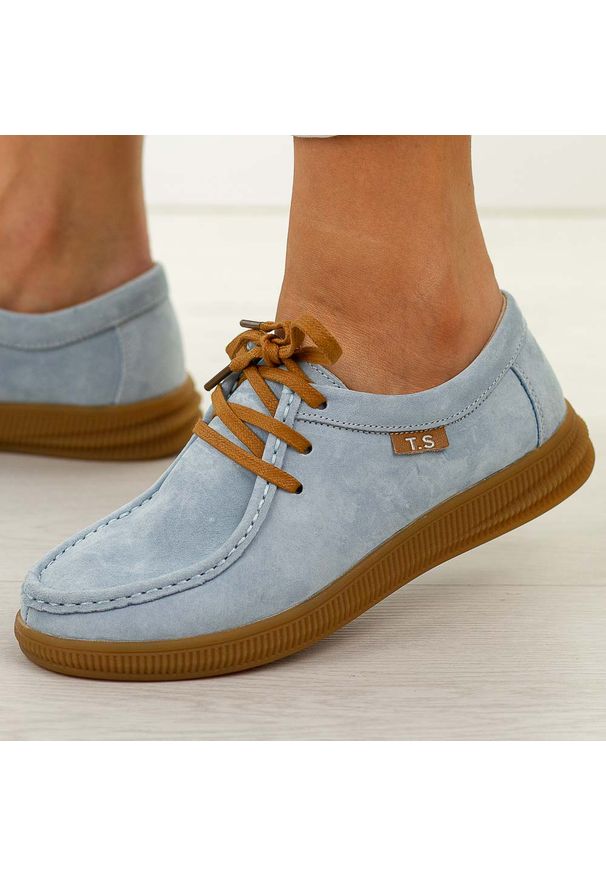 Niebieskie skórzane mokasyny damskie T.Sokolski w26-214. Okazja: na spacer, na co dzień. Nosek buta: okrągły. Zapięcie: sznurówki. Kolor: niebieski. Materiał: zamsz, skóra. Szerokość cholewki: normalna. Sezon: wiosna, jesień, lato. Styl: casual, elegancki, klasyczny