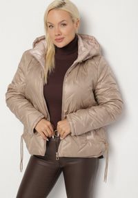 Born2be - Beżowa Pikowana Kurtka z Odpinanym Kapturem Falenea. Okazja: na co dzień. Kolor: beżowy. Materiał: jeans. Styl: casual #3
