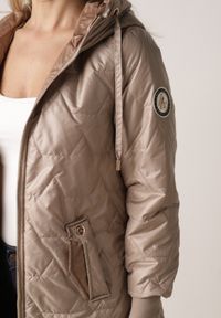 Born2be - Ciemnobeżowa Pikowana Kurtka Przejściowa z Kapturem i Bocznymi Suwakami Mado. Okazja: na co dzień. Typ kołnierza: kaptur. Kolor: beżowy. Materiał: poliester, jeans. Styl: casual, klasyczny #7