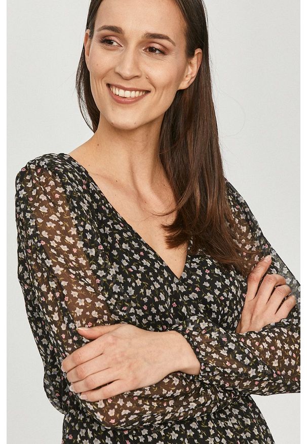 Jacqueline de Yong - Sukienka. Okazja: na co dzień. Kolor: czarny. Długość rękawa: długi rękaw. Typ sukienki: proste. Styl: casual