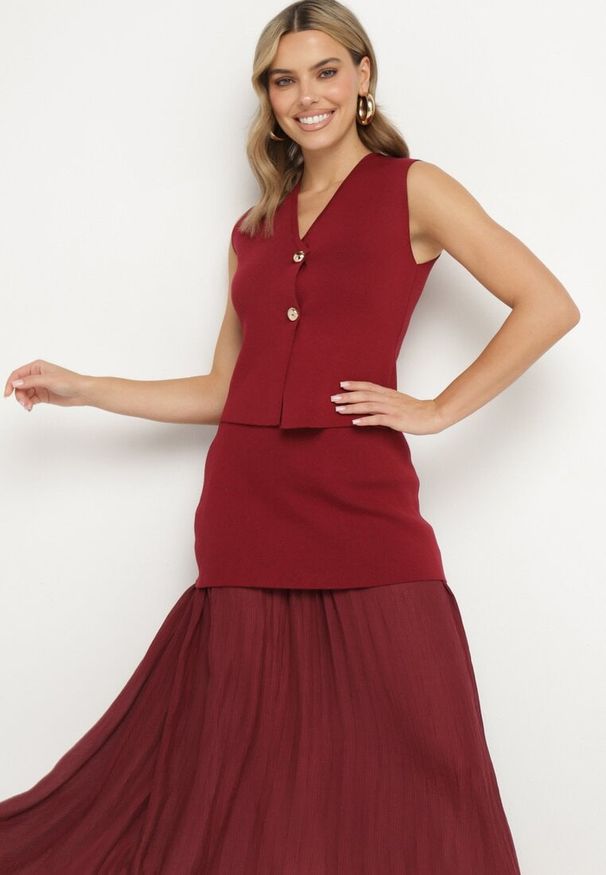 Born2be - Bordowy Dzianinowy Komplet z Wiskozą Kamizelka na Guziki i Rozkloszowana Spódnica Felinelle. Kolor: czerwony. Materiał: wiskoza, dzianina. Wzór: bez wzorów
