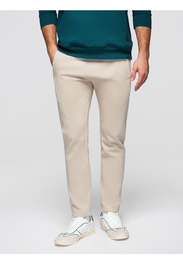 Ombre Clothing - Męskie bawełniane spodnie dresowe BASIC z nogawką bez ściągacza - jasnobeżowe V1 - Rozmiar: XL. Okazja: na co dzień. Kolor: szary. Materiał: dresówka, bawełna. Wzór: gładki, aplikacja. Styl: casual, klasyczny, sportowy