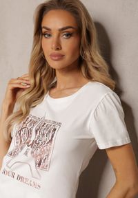 Renee - Biały T-shirt z Bawełny o Klasycznym Kroju z Metalicznym Nadrukiem Timabell. Okazja: do pracy, na co dzień. Kolor: biały. Materiał: bawełna. Wzór: nadruk. Styl: klasyczny #2