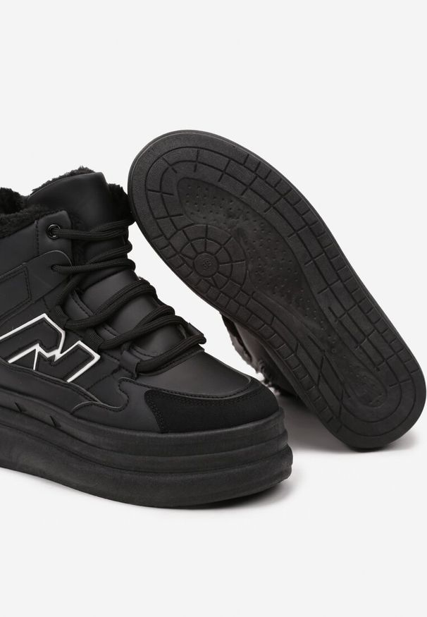 Born2be - Czarne Sneakersy na Grubej Podeszwie z Tłoczeniem Futerkiem i Geometryczną Wstawką Nealandra. Okazja: na co dzień, na spacer. Nosek buta: okrągły. Zapięcie: sznurówki, zamek. Kolor: czarny. Wzór: geometria. Materiał: futro. Sezon: zima, jesień. Obcas: na obcasie. Wysokość obcasa: średni. Sport: turystyka piesza