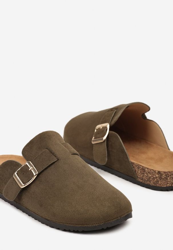 Born2be - Zielone Klapki z Ozdobnym Paskiem i Klamrą Calevelis. Nosek buta: okrągły. Kolor: zielony. Materiał: jeans. Obcas: na obcasie. Styl: klasyczny, elegancki. Wysokość obcasa: średni