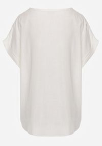 Born2be - Biała Nietoperzowa Bluzka z Krótkim Rękawem z Lnem i Wiskozą Isirtila. Okazja: na co dzień, do pracy. Kolor: biały. Materiał: wiskoza, len. Długość rękawa: krótki rękaw. Długość: krótkie. Sezon: lato. Styl: casual, klasyczny, elegancki #3