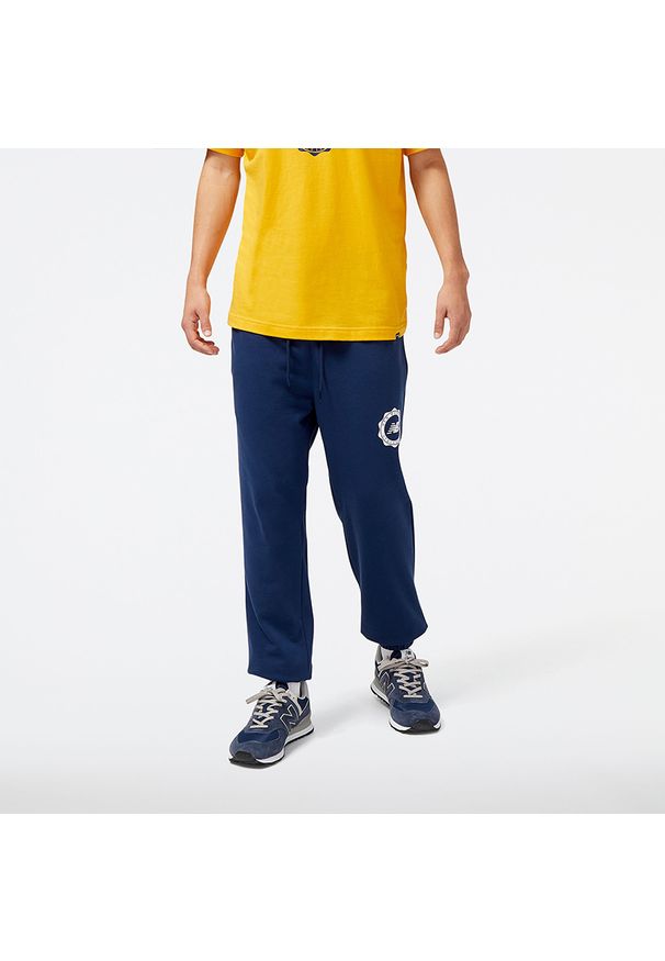 Spodnie męskie New Balance MP31902NNY – granatowe. Kolor: niebieski. Materiał: bawełna, dresówka, poliester. Sport: fitness