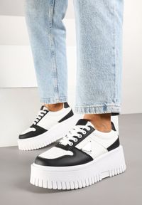 Renee - Biało-Czarne Sneakersy na Platformie z Tłoczeniem Halinea. Okazja: na co dzień. Kolor: biały. Materiał: jeans. Obcas: na platformie