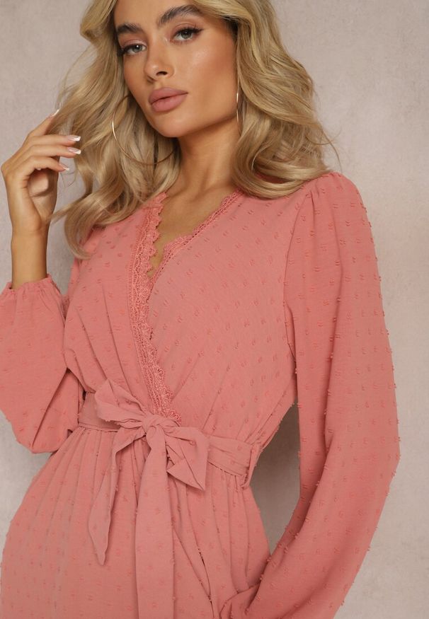 Renee - Różowa Mini Sukienka Rozkloszowana z Paskiem Materiałowym z Tkaniny Plumeti Digia. Kolor: różowy. Materiał: materiał, tkanina. Długość: mini