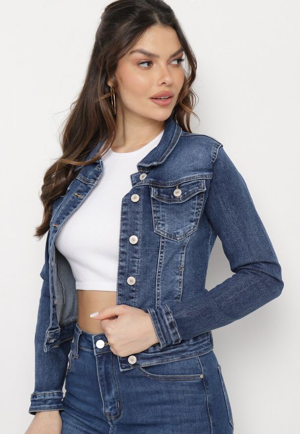 Born2be - Granatowa Jeansowa Kurtka o Klasycznym Kroju z Guzikami i Kieszeniami Umerlia. Kolor: niebieski. Materiał: jeans. Styl: klasyczny