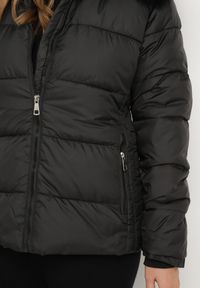 Born2be - Czarna Pikowana Kurtka z Kapturem i Futerkiem ze Ściągaczami przy Rękawach Sintania. Okazja: na co dzień, do pracy, na spacer. Typ kołnierza: kaptur. Kolor: czarny. Materiał: futro. Styl: casual, elegancki #2