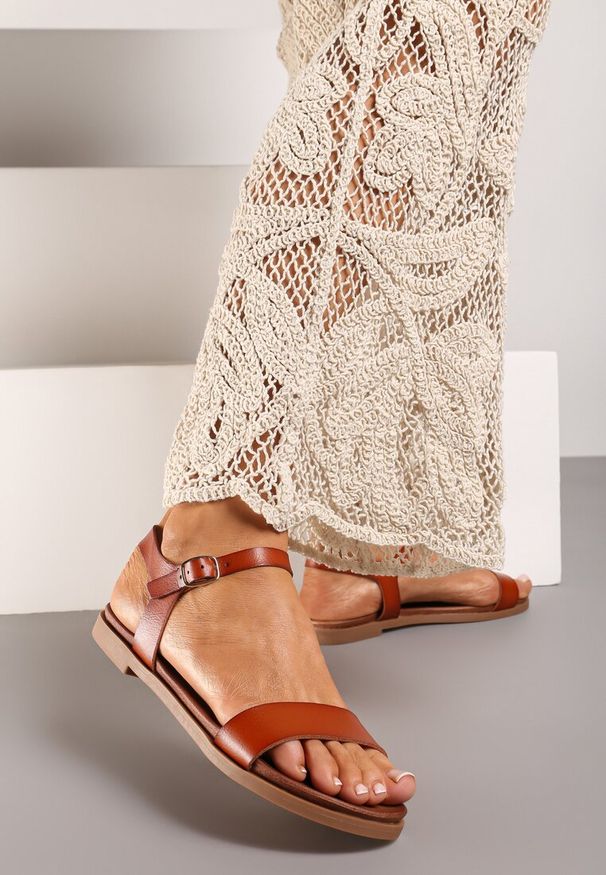 Renee - Brązowe Sandały z Imitacji Skóry na Płaskiej Podeszwie Zapinane przy Kostce Millia. Kolor: brązowy. Materiał: skóra. Sezon: lato. Obcas: na płaskiej podeszwie. Styl: elegancki