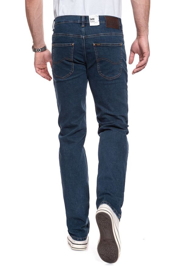 Lee - JEANSY MĘSKIE LEE BROOKLYN DARK STONEWASH L76XSQ46 112121165. Okazja: na co dzień. Wzór: aplikacja. Sezon: lato. Styl: klasyczny, casual, elegancki