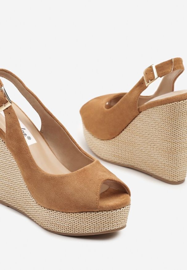 Renee - Brązowe Sandały Slingback z Imitacji Zamszu na Koturnie Daldiva. Okazja: na co dzień. Zapięcie: pasek. Kolor: brązowy. Materiał: zamsz. Obcas: na koturnie. Styl: casual, elegancki