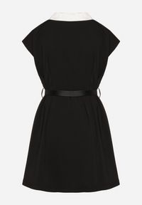 Born2be - Czarna Wiskozowa Sukienka Rozkloszowana z Koszulowym Kołnierzykiem i Paskiem Aluella. Okazja: na co dzień, na spotkanie biznesowe. Typ kołnierza: kołnierzyk koszulowy. Kolor: czarny. Materiał: wiskoza. Długość rękawa: krótki rękaw. Typ sukienki: koszulowe. Styl: biznesowy, casual, elegancki #3