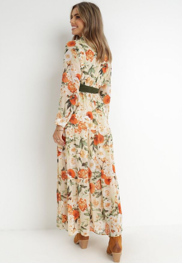 Born2be - Jasnobeżowa Sukienka z Paskiem i Gumką w Pasie Samiro. Kolor: beżowy. Długość rękawa: długi rękaw. Wzór: kwiaty, nadruk. Typ sukienki: kopertowe. Długość: maxi