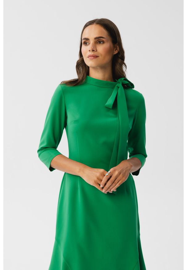 Stylove - Elegancka sukienka z wiązaniem przy dekolcie i falbaną zielona. Okazja: na spotkanie biznesowe. Kolor: zielony. Styl: elegancki