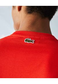 Lacoste - LACOSTE - Czerwony t-shirt z termoczułym nadrukiem Regular Fit. Kolor: czerwony. Materiał: jersey, bawełna, prążkowany. Wzór: nadruk. Sezon: wiosna. Styl: klasyczny #6