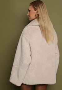 Born2be - Beżowa Kurtka Futerko o Dwurzędowym Kroju Oversize Nalizana. Okazja: na co dzień. Kolor: beżowy. Materiał: futro. Długość rękawa: długi rękaw. Długość: długie. Styl: casual, elegancki #2