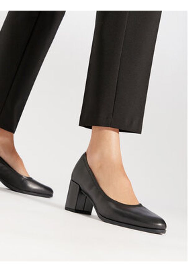 Clarks Czółenka Freva 55 Court 261709644 Czarny. Kolor: czarny. Materiał: skóra