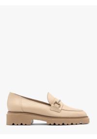 Ryłko - Beżowe mokasyny damskie na lekkim spodzie. Nosek buta: okrągły. Kolor: beżowy. Materiał: skóra. Wzór: aplikacja. Styl: street #1
