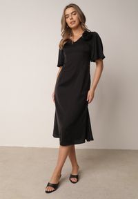 Born2be - Czarna Koktajlowa Sukienka VICES ze Zwiewnymi Rękawami i Kwiatową Aplikacją 3D Talilia. Okazja: na wesele, na ślub cywilny, na imprezę. Kolor: czarny. Wzór: aplikacja, kwiaty. Styl: wizytowy #1