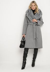 Born2be - Szary Elegancki Płaszcz Dwurzędowy z Futrzanym Kołnierzem i Paskiem Adeloria. Okazja: na co dzień. Kolor: szary. Materiał: futro. Styl: elegancki #6