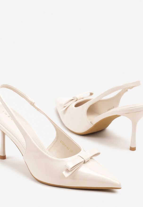 Renee - Beżowe Lakierowane Sandały Szpilki Vices Typu Slingback z Kokardą Dorozia. Okazja: na co dzień, na spotkanie biznesowe. Kolor: beżowy. Materiał: lakier. Obcas: na szpilce. Styl: klasyczny, casual, biznesowy, elegancki. Wysokość obcasa: średni