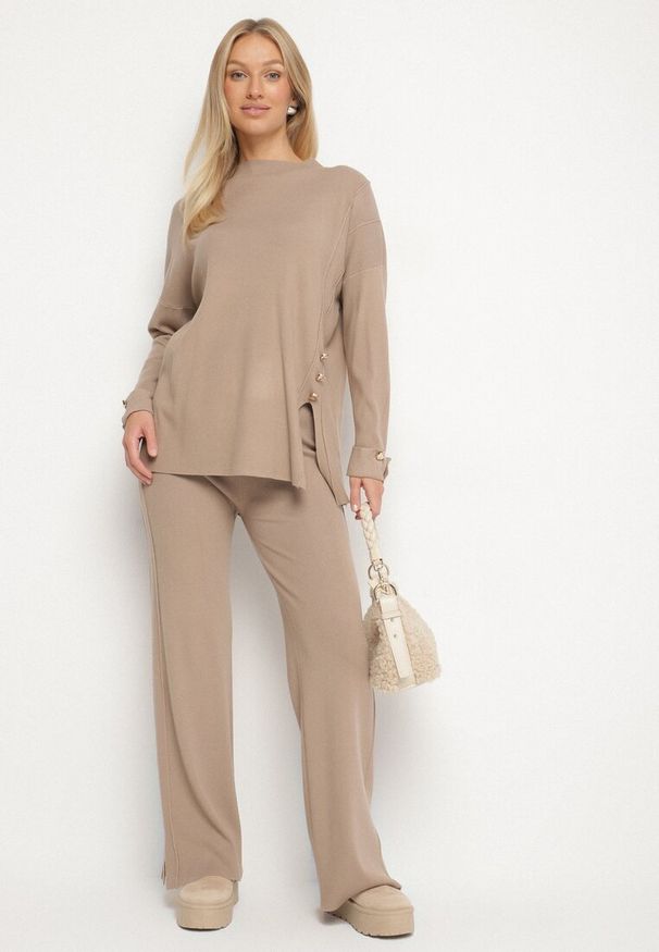 Born2be - Beżowy Dzianinowy Komplet z Wiskozą Spodnie i Sweter Zdobiony Guzikami Unisea. Kolor: beżowy. Materiał: wiskoza, dzianina. Wzór: aplikacja