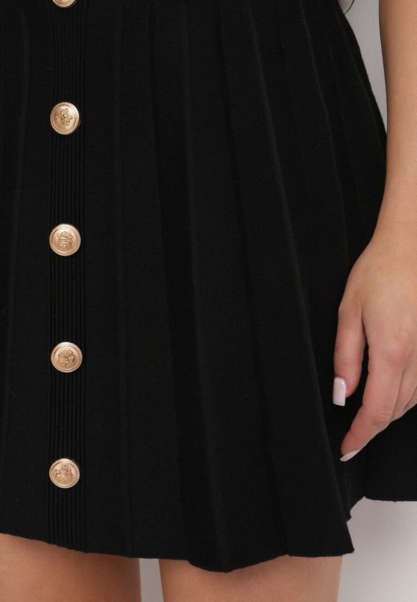 Born2be - Czarna Plisowana Spódnica z Wiskozą Zdobiona Guzikami Kasallia. Okazja: na co dzień. Kolor: czarny. Materiał: wiskoza. Wzór: aplikacja. Styl: elegancki, casual